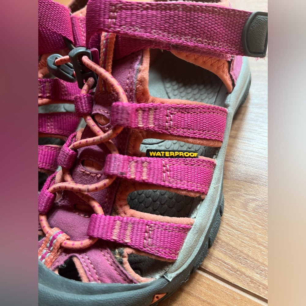 GUC Girls dark pink keens size 12 little kids